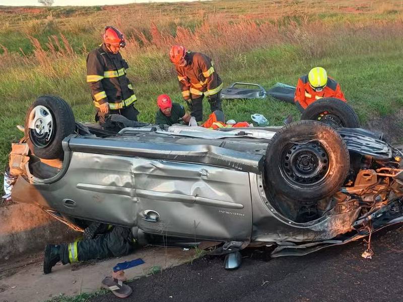 Família fica ferida após carro capotar na Castello Branco em Santa Cruz do Rio Pardo