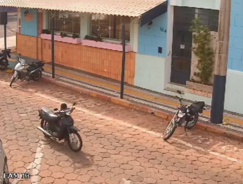 Vídeo flagra momento em que criança furta moto estacionada no centro de Paraguaçu Paulista
