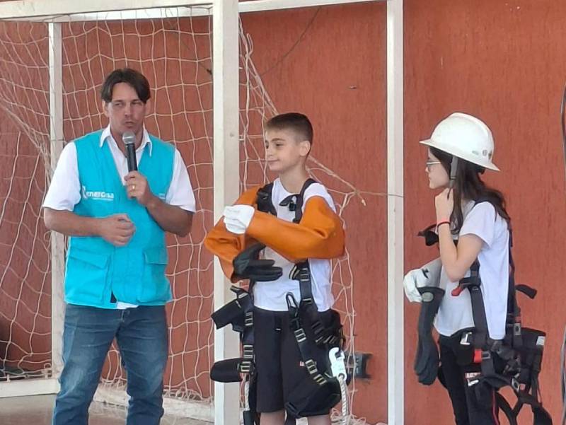 Equipes da Energisa percorrem escolas da região orientando sobre riscos de acidentes elétricos