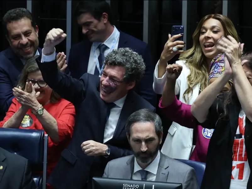 Senado aprova fim da escala 6x1 e redução da jornada de trabalho