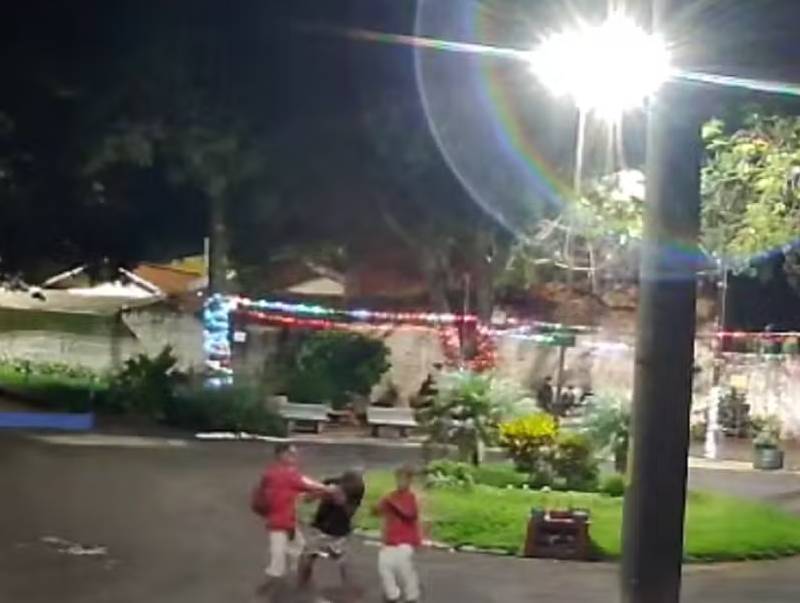Idoso que enfeitou praça para o Natal é agredido após flagrar jovens destruindo decoração