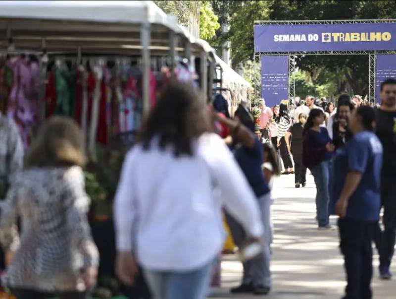 Desemprego no trimestre cai para menor taxa da série histórica
