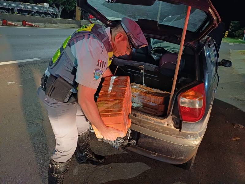 Homem é preso transportando quase 40 kg de maconha no veículo, em Palmital