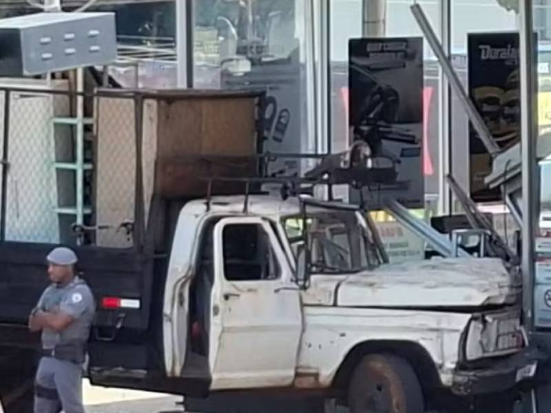Caminhão desgovernado bate em três carros e invade loja em Jaú