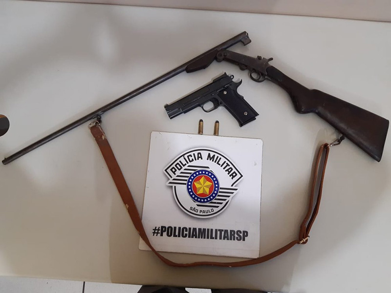 Armas são apreendidas e homem é preso em flagrante após agredir esposa em Martinópolis