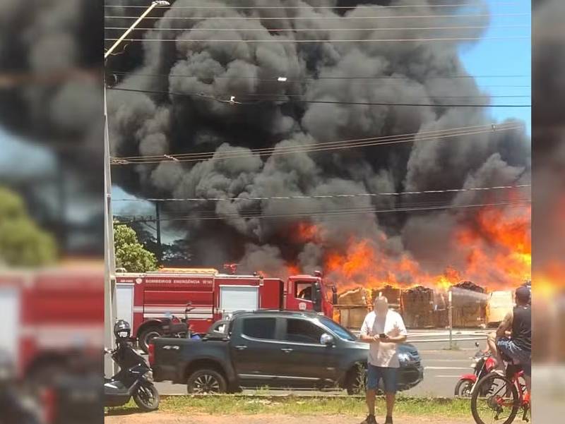 Incêndio de grandes proporções atinge loja de pneus em Assis