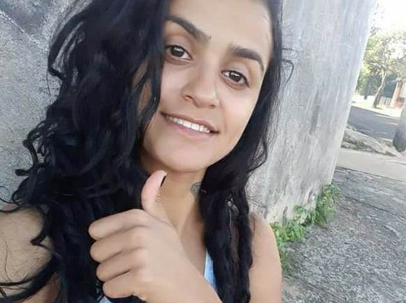 Jovem é assassinada a tiros na porta de casa em Marília