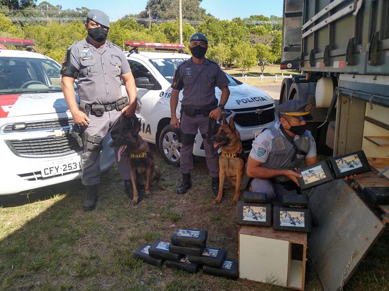 Polícia apreende cocaína escondida em fundo falso de caminhão em rodovia em Cândido Mota