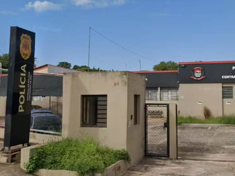 Mulher é agredida pelo companheiro e deixada na chuva com o filho bebê do lado de fora de casa