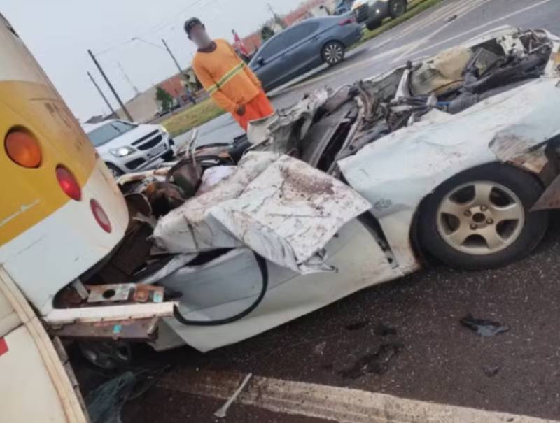 Carro tem capô arrancado após colisão com ônibus em Jaú; motorista morreu no acidente