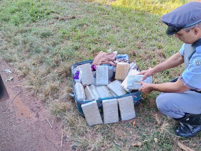Mulher com bebê de 8 meses é presa levando quase 15 kg de super maconha na mala em Ourinhos
