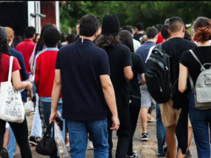 Renda baixa e racismo impedem conclusão do ensino básico, diz pesquisa