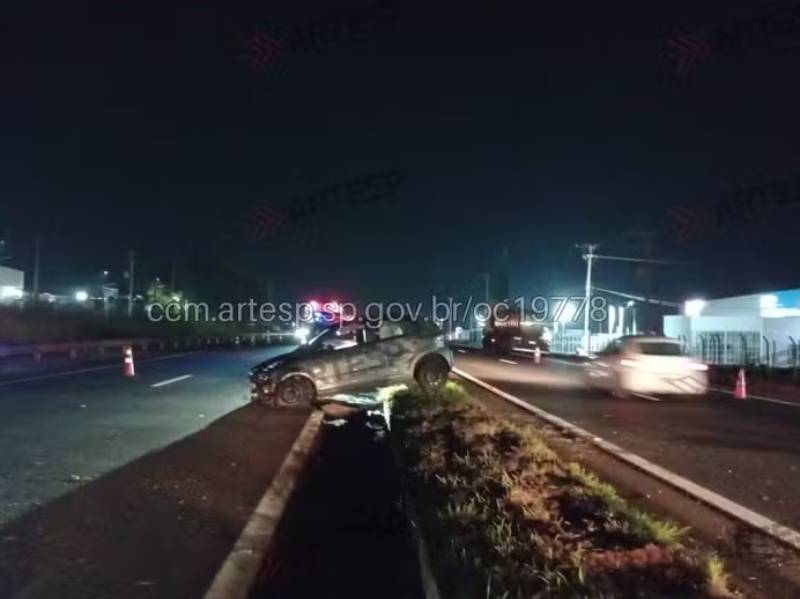 Enfermeira morre após carro colidir com caminhão e capotar em Ourinhos