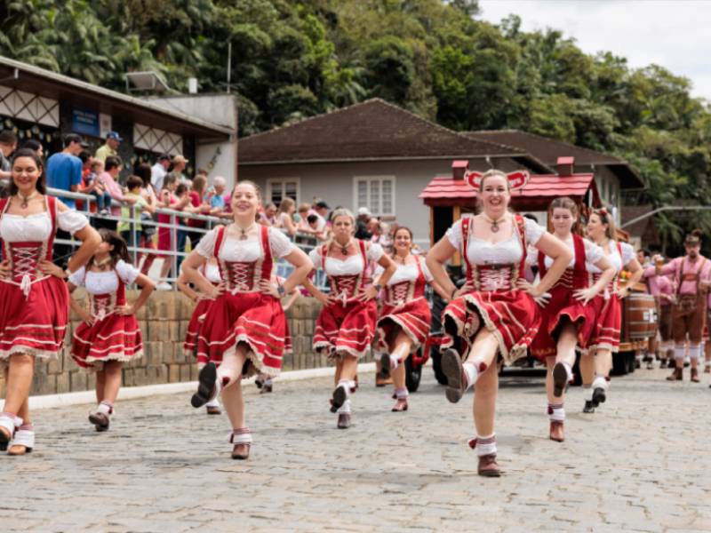 Joelson Gomes Excursões te leva para a October Fest
