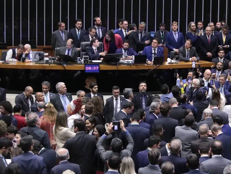 Câmara aprova urgência para projeto de anistia a golpistas