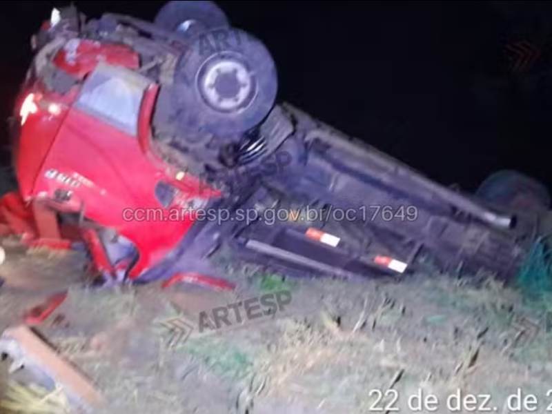 Caminhão tomba após bater em defensa metálica de rodovia no interior em SP