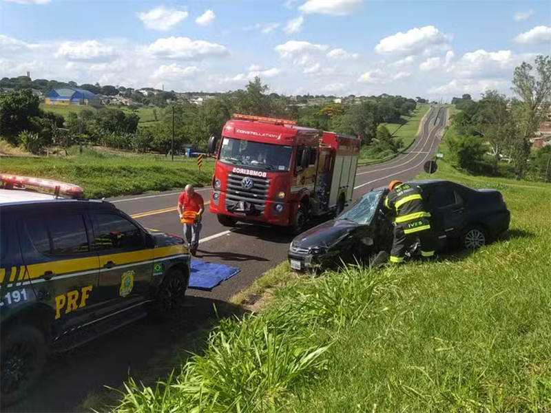 Carro invade pista contrária e bate contra carreta na BR-153 em Marília