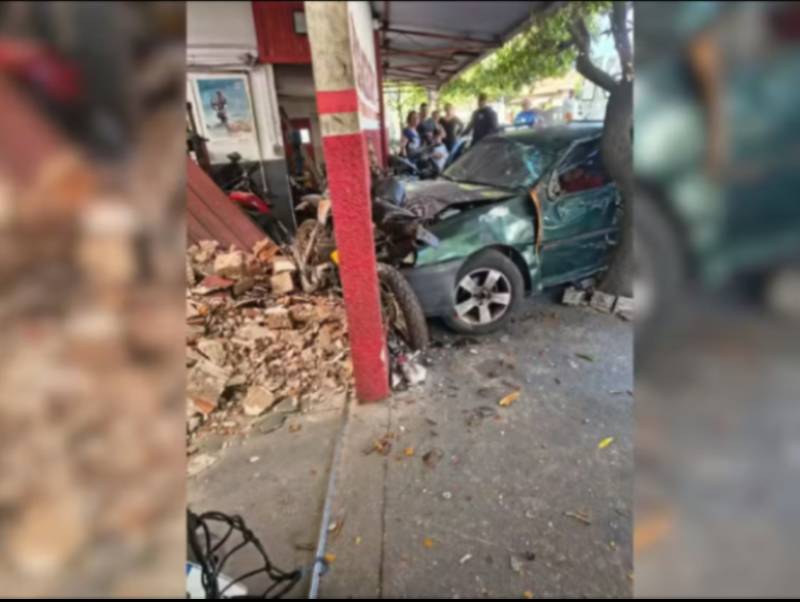 Carro invade oficina e atinge ao menos dez motos após idoso sofrer mal súbito em Dois Córregos