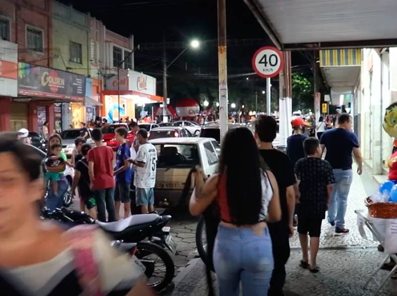 Comércio de Paraguaçu Paulista já está atendendo até às 22h e o Papai Noel chega hoje