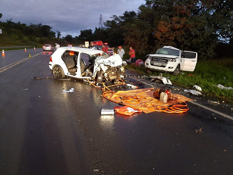 Acidente entre carro e caminhonete mata duas mulheres em Quintana