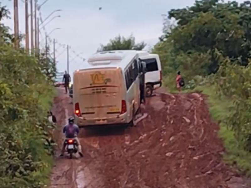 Moradores do Loteamento Rancho Alegre ficam atolados em estrada após chuvas