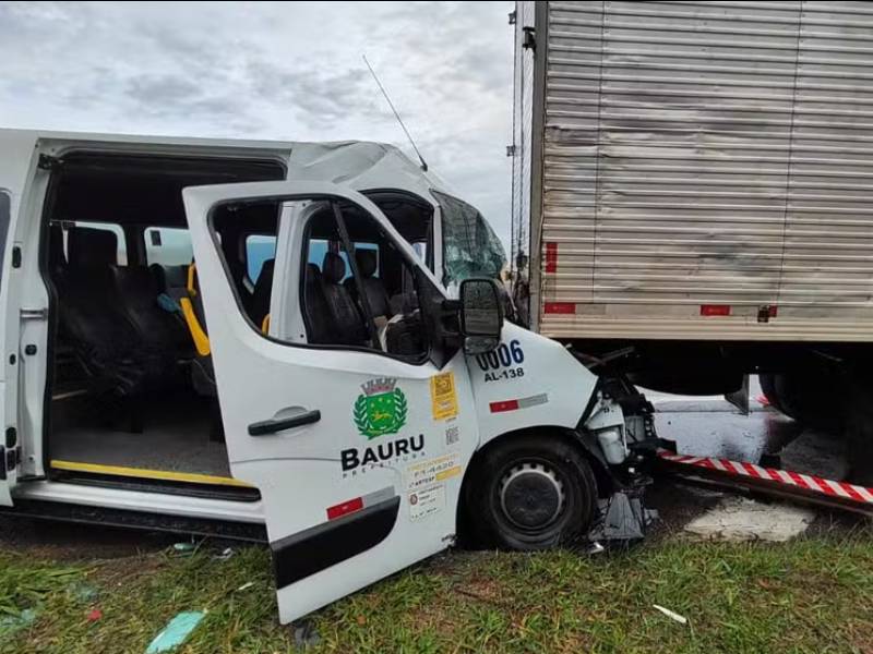Van que transportava pacientes bate em caminhão e acompanhante morre na Castello Branco