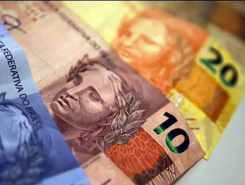 Aposentados e pensionistas do INSS começam a receber 13º nesta sexta