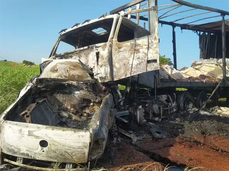 Ocupantes de caminhonete morrem carbonizados após acidente com carreta em São Manuel