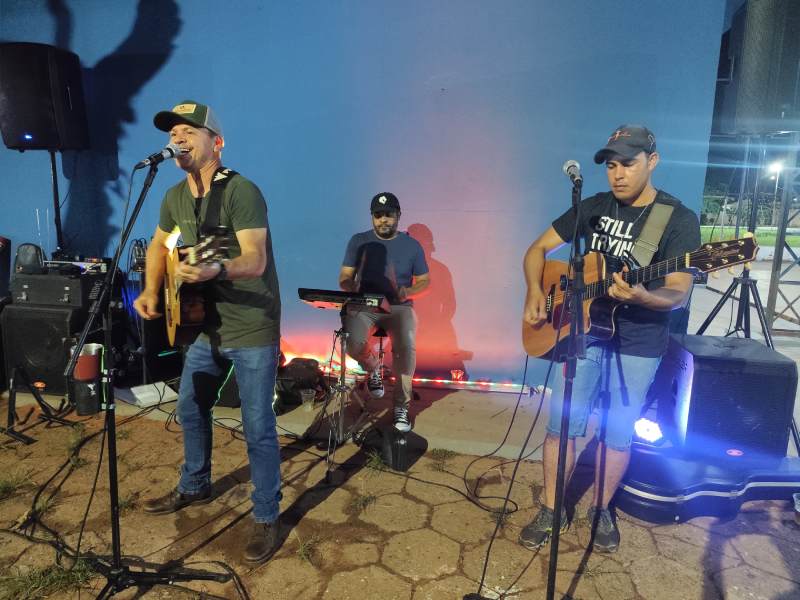 Feirantes se unem e promovem noite de música ao vivo na Feira da Lua