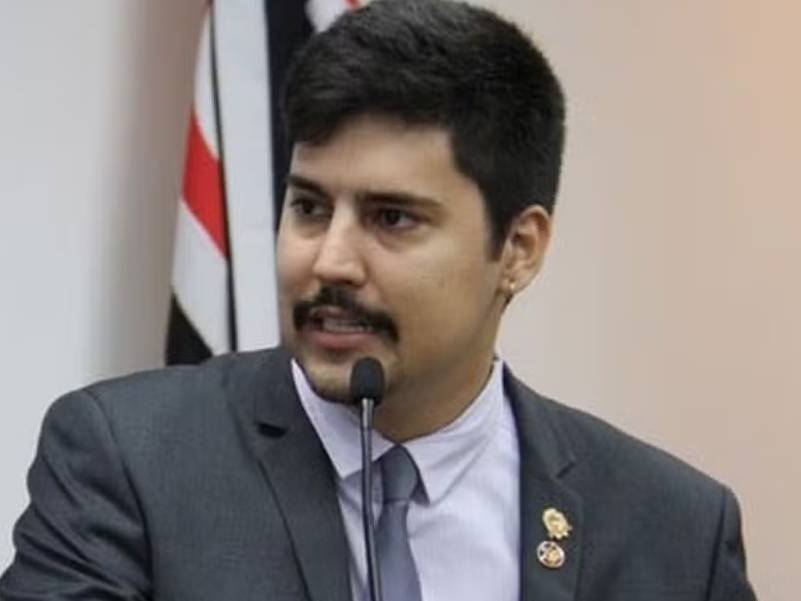 Homem armado se passa por pesquisador, rende vereador em casa e rouba celular em Assis