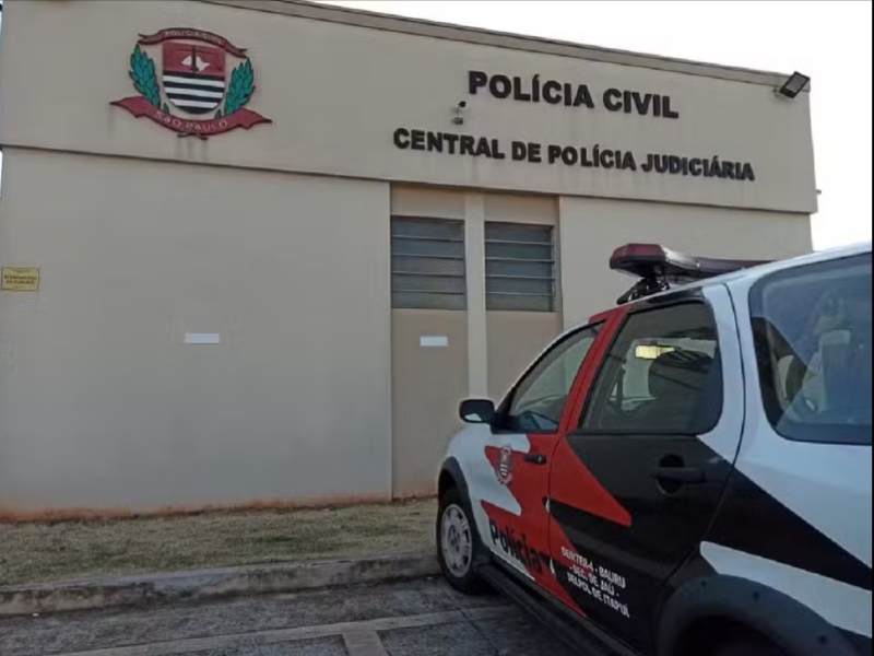 Passageiro é preso após polícia flagrar vídeos de abuso sexual infantil em celular durante abordagem