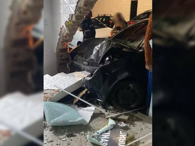 Homem é preso por dirigir embriagado após invadir loja com carro em Piratininga