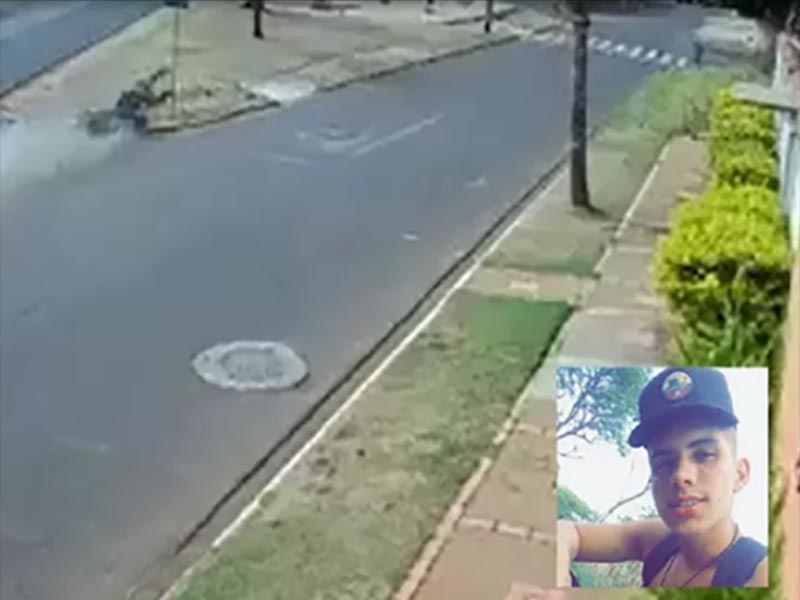 Motociclista morre após bater em carro e ser arremessado contra placa de sinalização de trânsito