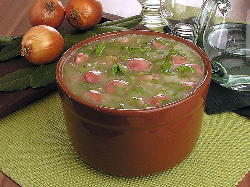 Esfriou, né? Que tal aprender a fazer um caldo verde?