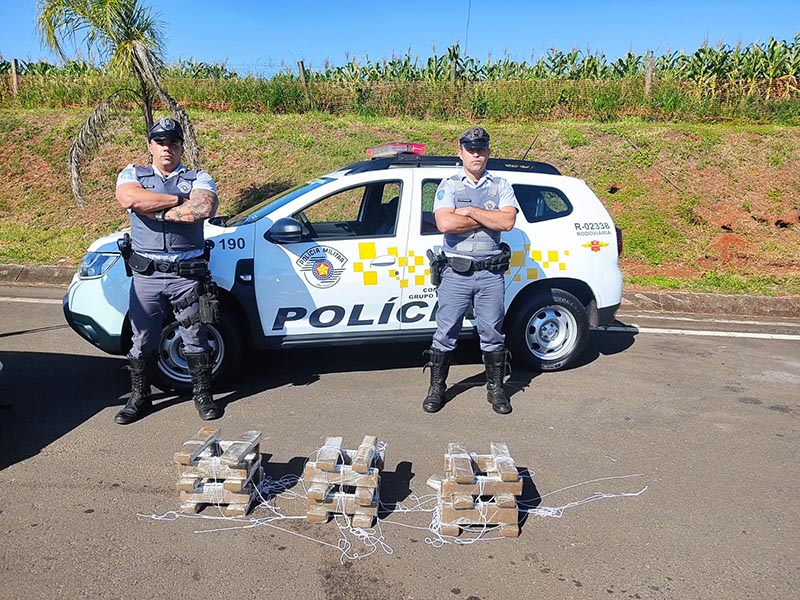 Casal é preso com quase 25 quilos de maconha escondidos no carro em Santa Cruz do Rio Pardo