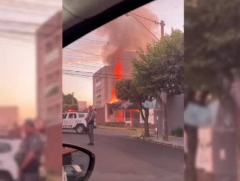 Casa pega fogo na região da Vila Universitária em Bauru e mobiliza bombeiros