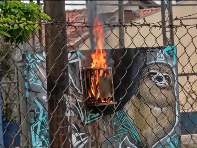 Raio provoca incêndio e destrói padrão elétrico da quadra da Vila Gammon