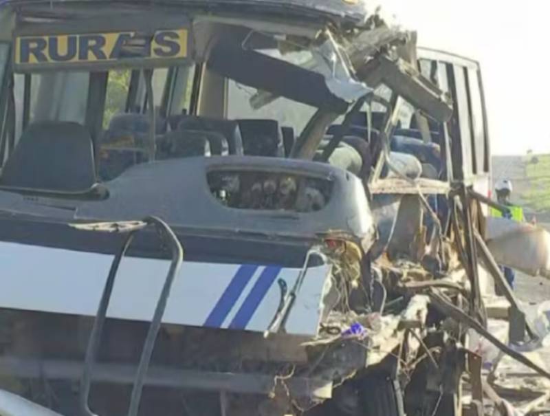 Colisão entre ônibus de trabalhadores rurais e caminhão deixa feridos na BR-153 em Marília