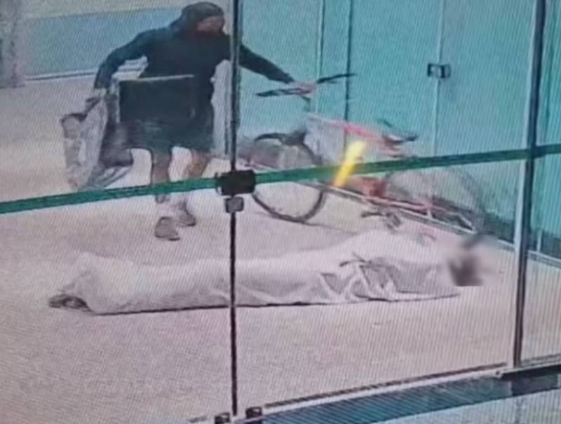 Homem em situação de rua é agredido com pedaço de madeira 12 vezes na cabeça enquanto dormia.