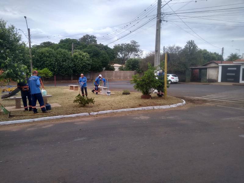 Departamento de Obras intensifica serviços de conservação e limpeza de parques, praças e logradouros