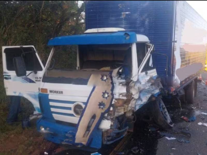 Motorista de caminhonete invade pista contrária e bate de frente com caminhão na SP-255 em Pratânia