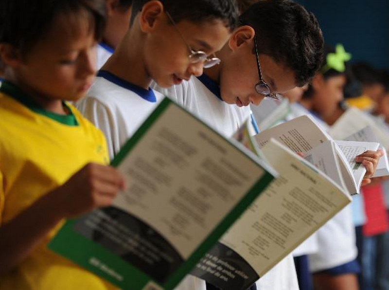 Justiça suspende distribuição de material pedagógico com erros em SP