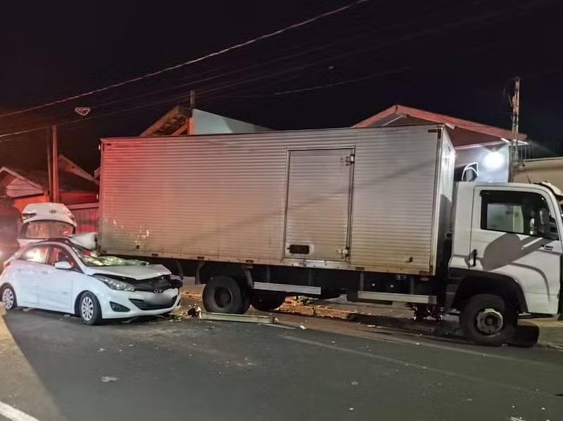 Motorista e passageiro ficam feridos após carro bater em caminhão estacionado em Marília