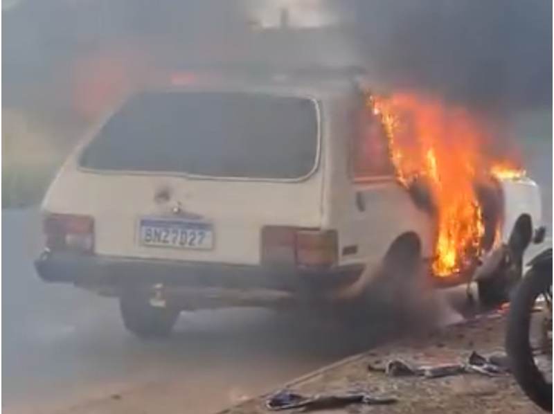 Veículo fica destruído após incêndio em Paraguaçu Paulista