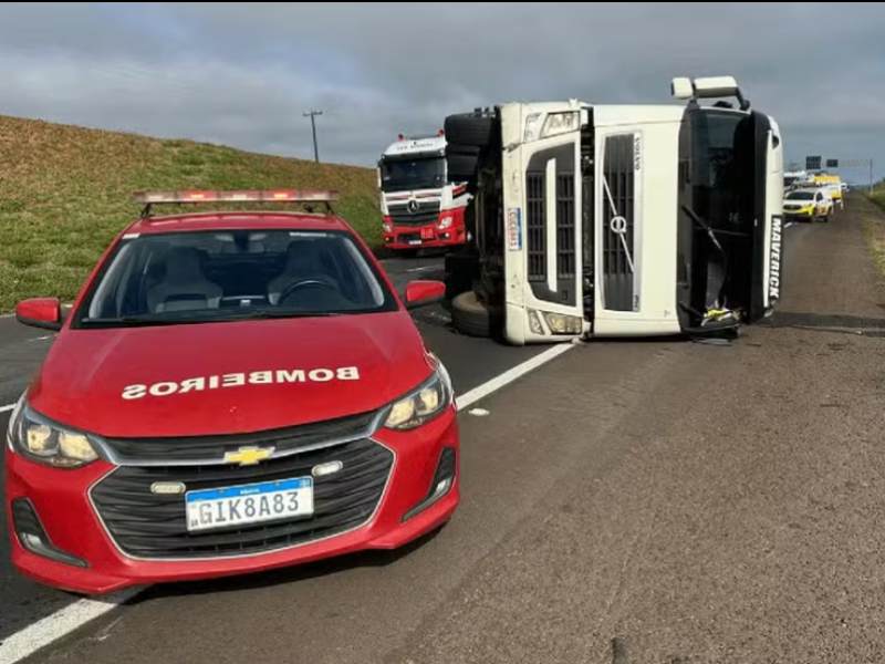 Caminhão tomba e deixa ferido na SP-280 em Botucatu