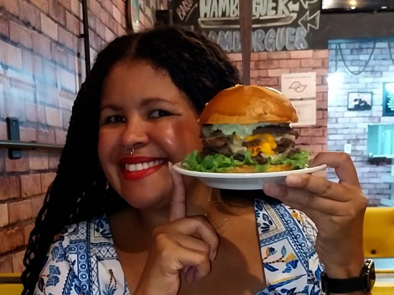 Bateu aquela fome gigante? Que tal um Smash com quatro hambúrgueres?