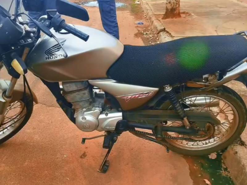 Homem alega ter comprado moto por mil reais, mas acaba preso por furto do veículo em Paraguaçu