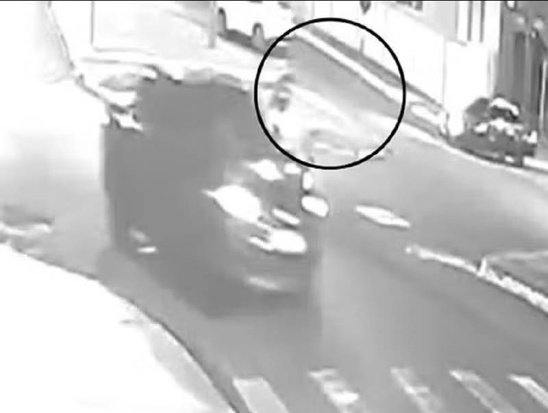 Motorista de caminhonete atinge dupla em moto e foge sem prestar socorro em Jaú