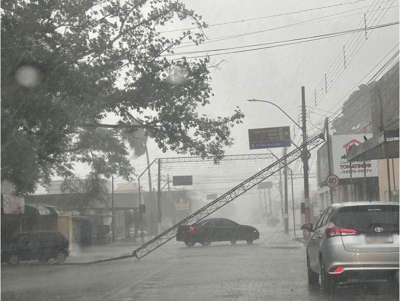 Treliça despenca na Avenida Brasil durante chuva em Paraguaçu Paulista