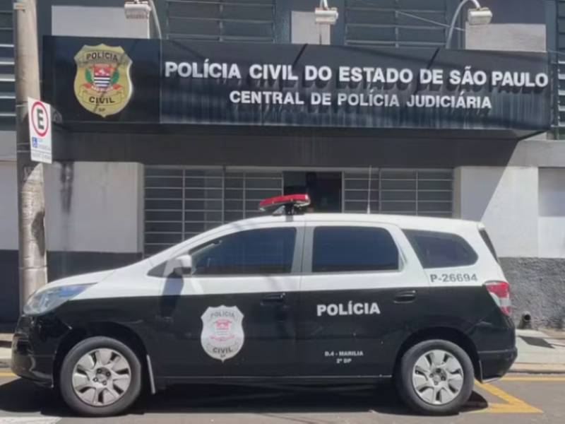 Trio invade casa, faz moradora refém e foge com 18 armas de coleção em Garça